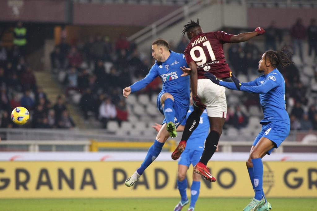 Zapata in contrasto aereo nella sfida tra Torino e Empoli d'andata